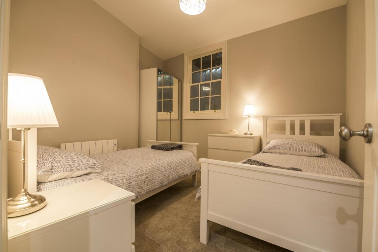 Sea Legs - 2 Bedroom Apartment - Tenby Kültér fotó